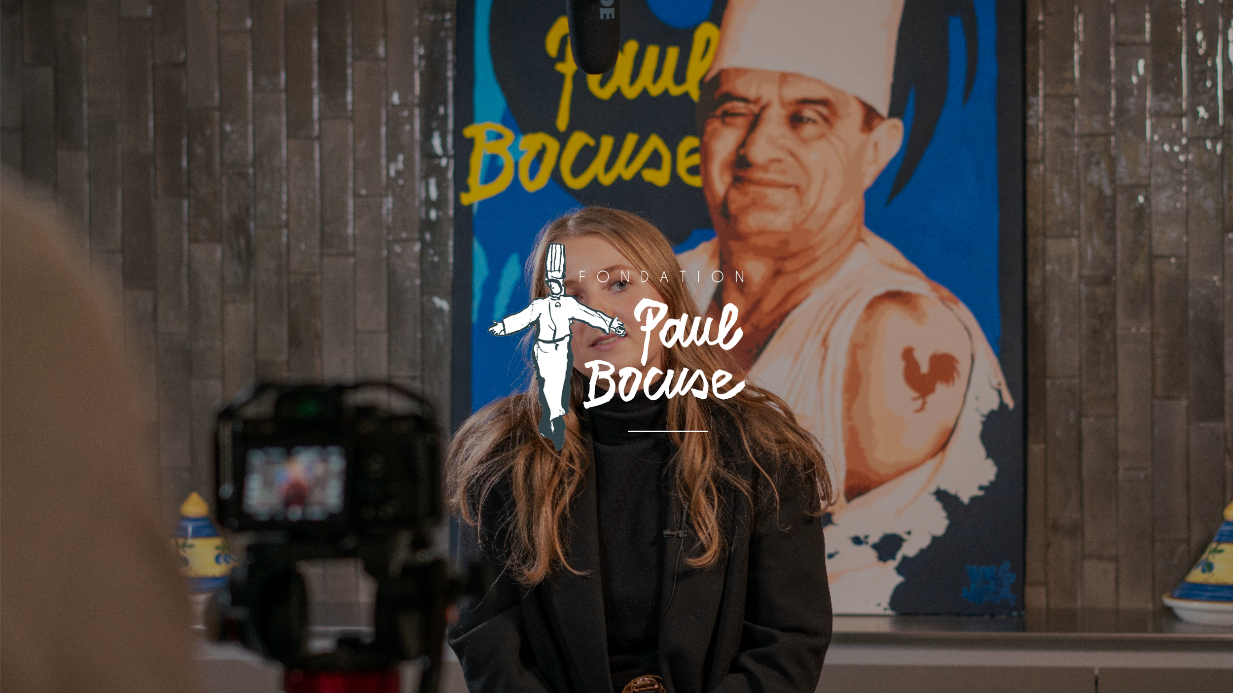 Miniature client : Fondation Bocuse (image d'une des responsable de l'entreprise FONDATION PAUL BOCUSE, elle s'apprête à donner une interview, on voit également du matériel vidéo, avec logo du client FONDATION BOCUSE)