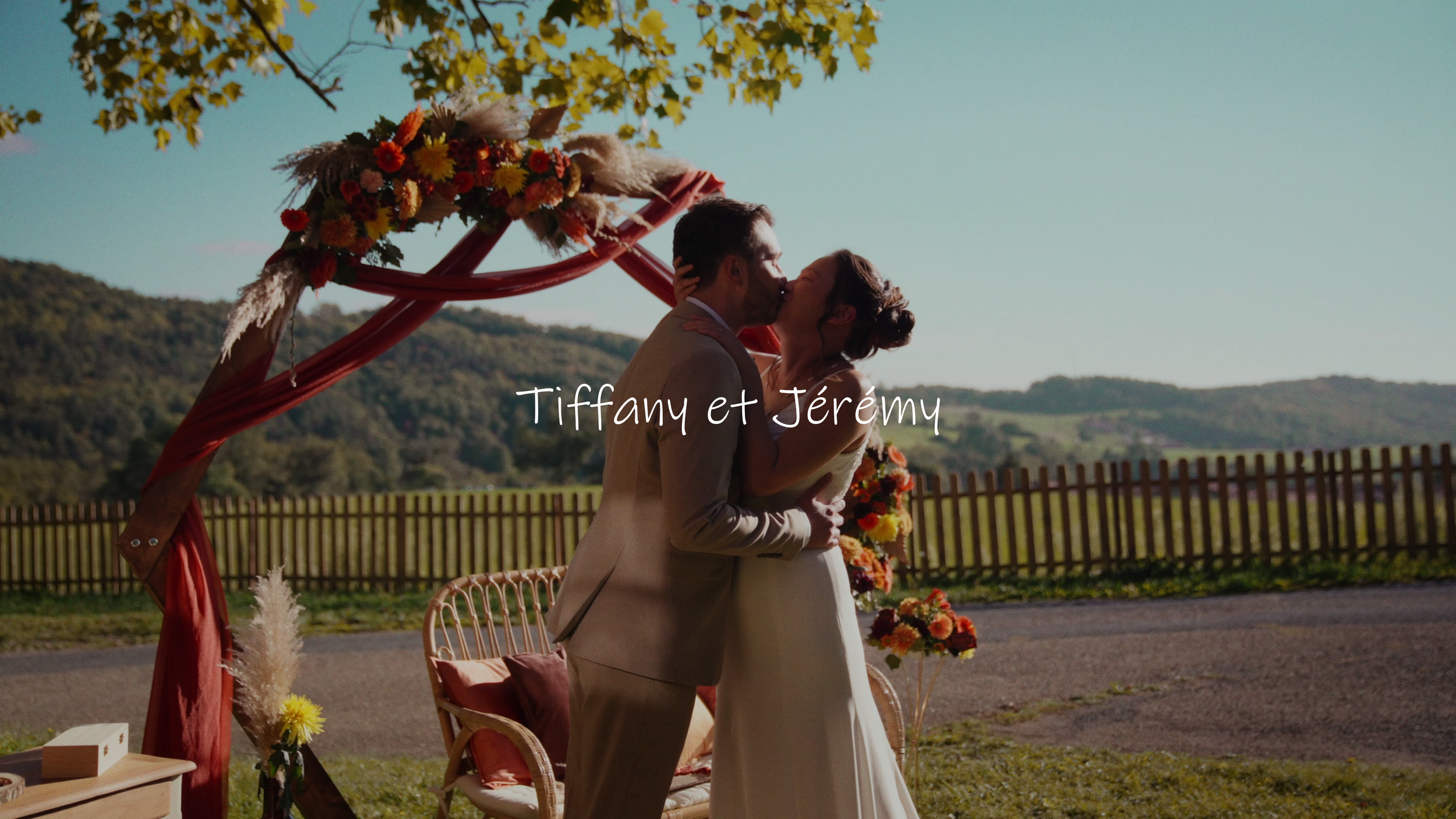 Miniature client : Mariaga Tiffany et Jérémy (image d'un jeune couple qui se marie dans un champs, beau temps, titre des prénoms des mariés sur la miniature)