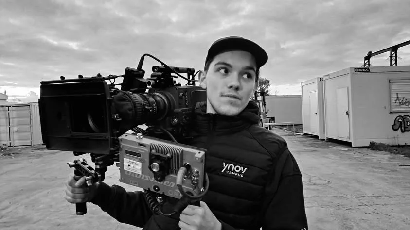 Photos de Léo THOMAS tenant une caméra professionnelle de cinéma ARRI- Léo THOMAS | Vidéaste Lyon | leofilms.fr