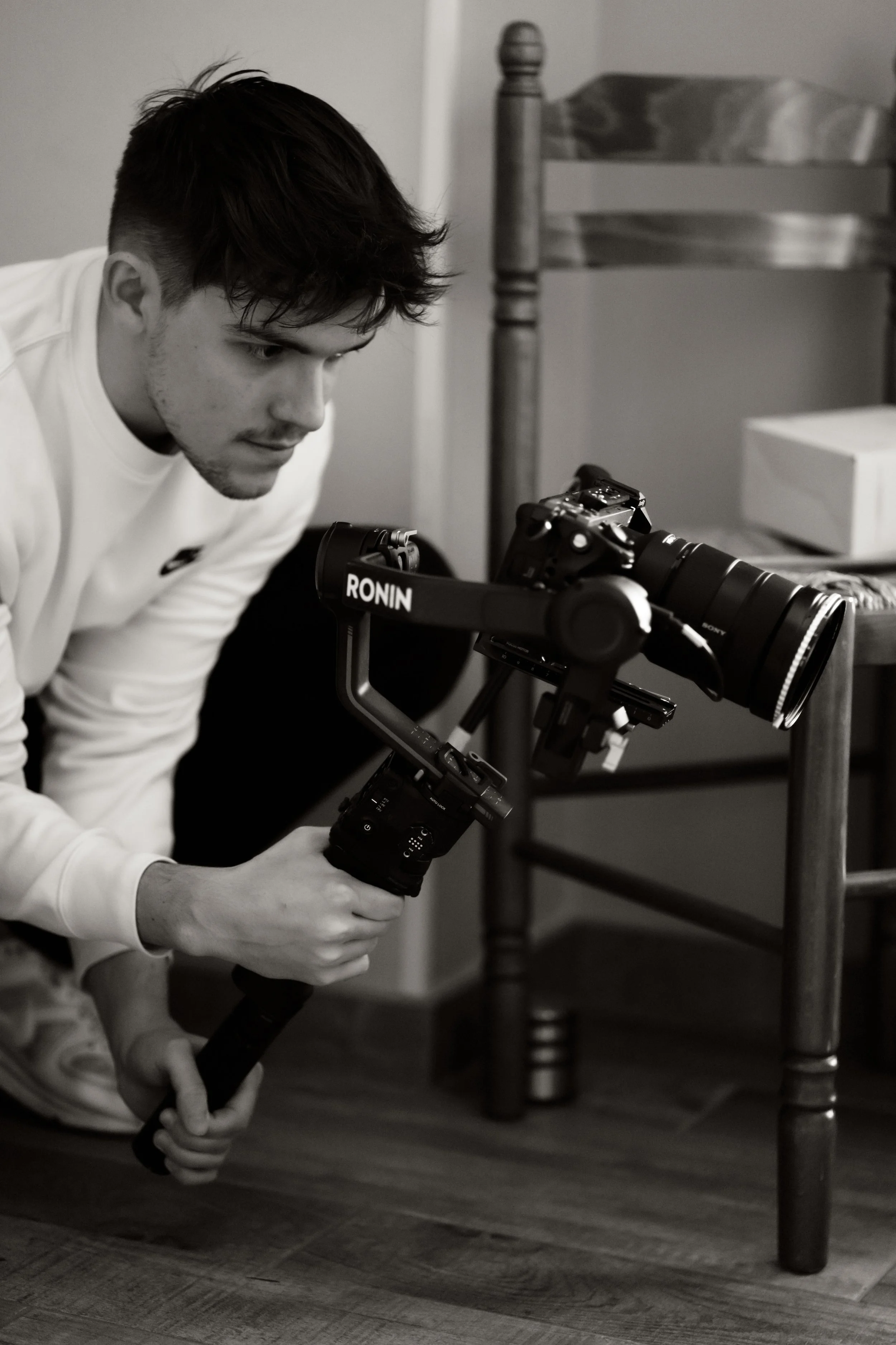 Photos de Léo THOMAS tenant une caméra professionnelle sur stabilisateur - Léo THOMAS | Vidéaste Lyon | leofilms.fr