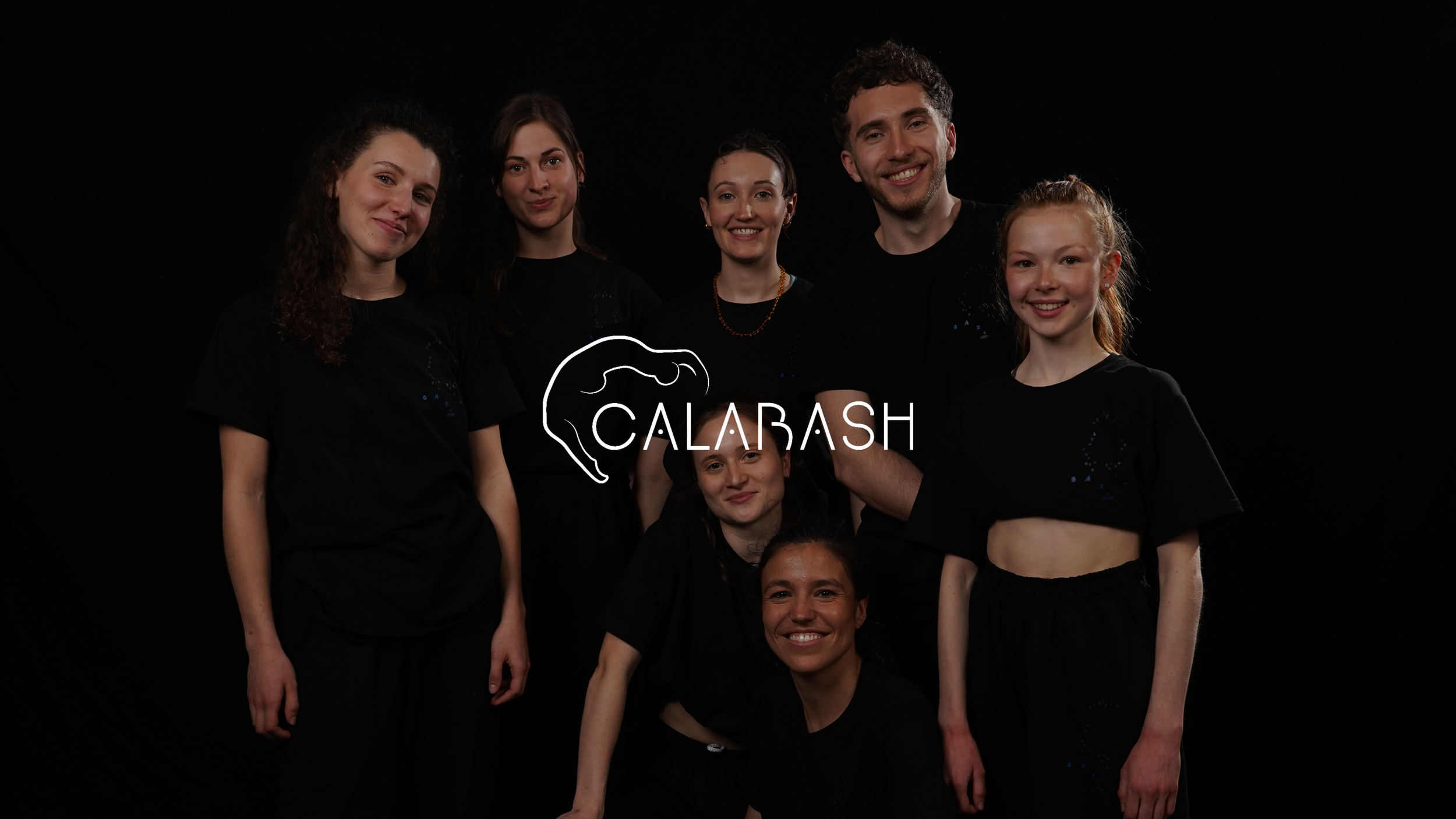 Miniature client : CALABASH (image de plusieurs danseurs qui posent juste après une représentation de chorégraphie, ils s'apprêtent à donner des interviews, avec logo blanc du client CALABASH)