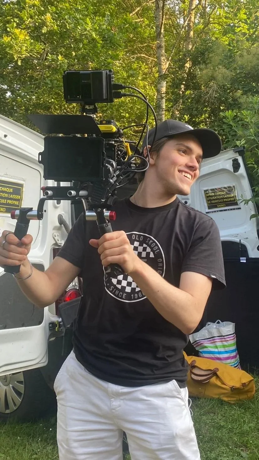 Photos de Léo THOMAS tenant une caméra professionnelle dans les mains - Léo THOMAS | Vidéaste Lyon | leofilms.fr