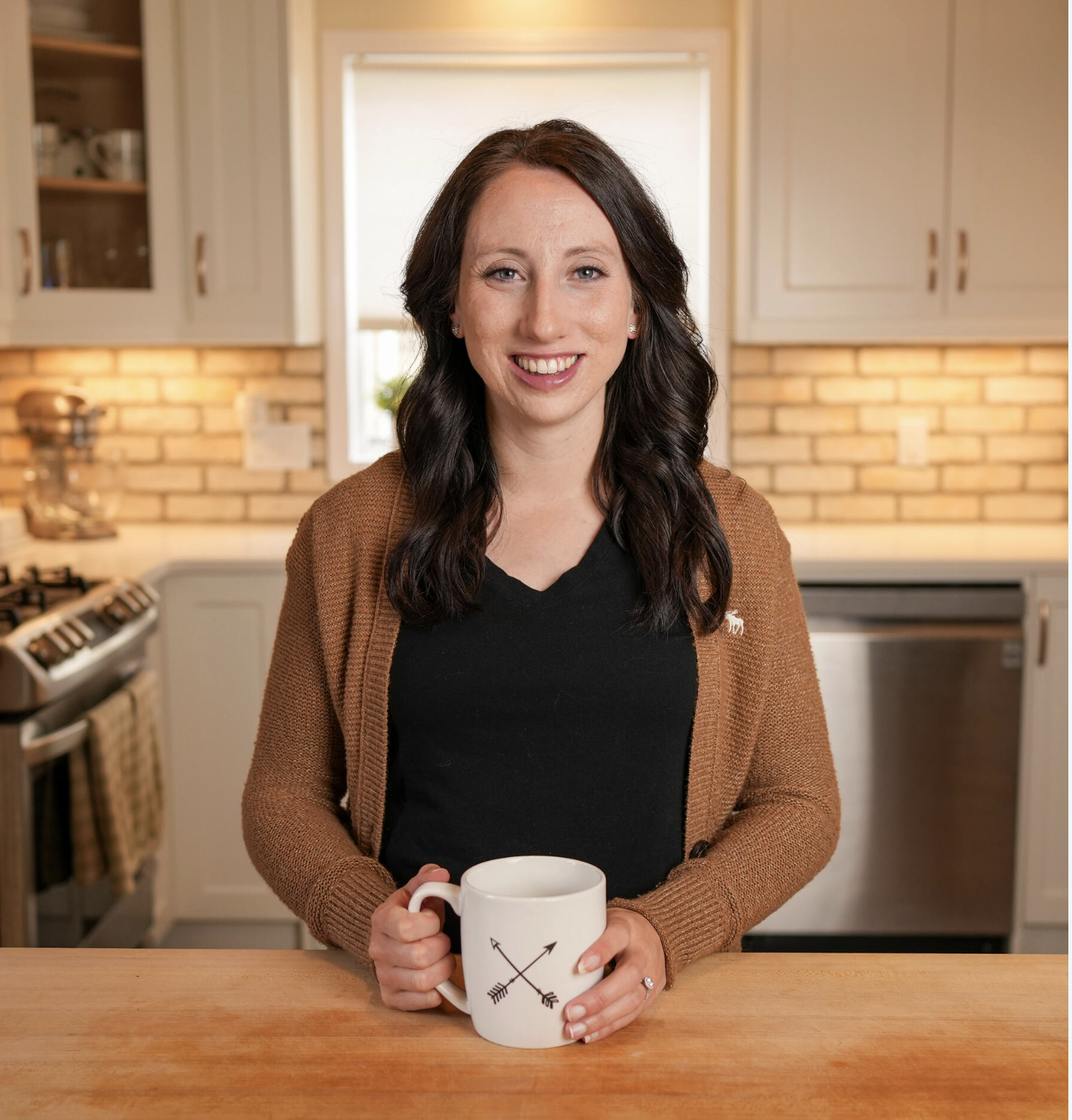 Lindsay Murray registered dietician smiling in her kitchen with a mug