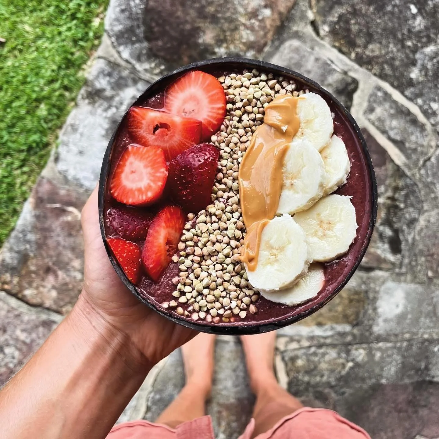 Smoothies bowls are one of my fave brekkie options during summer season.

They not only taste delicious but they are also an amazing way to optimise your daily nutrient intake.

Imagine a having a super nutritious combination of vitamins, minerals, g