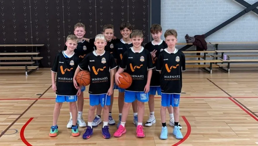 🏀 U12-1 speelde vandaag een thuiswedstrijd! Er werd goed als team samengespeeld en dat leverde uiteindelijk een mooie overwinning op. Goed gedaan, jongens! 🔥💪 #GOSUNS