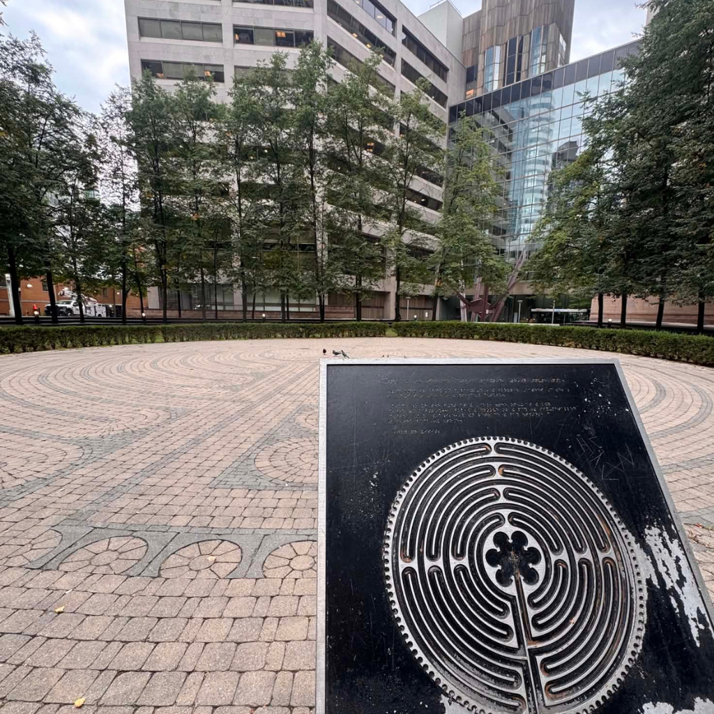 Le labyrinthe au cœur du bruit : une pause à Toronto