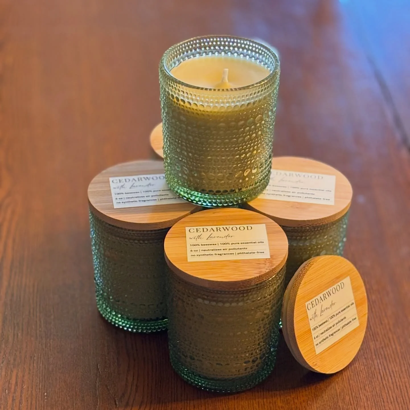 My new batch of candles!!! 🕯️ Perfect for finding calm on these early Spring evenings 🌱 

100% beeswax 
100% pure essential oils 
100% toxin free

Oh, AND you can put a tea light candle in the glass jar once the main candle has all been used! 

Sig