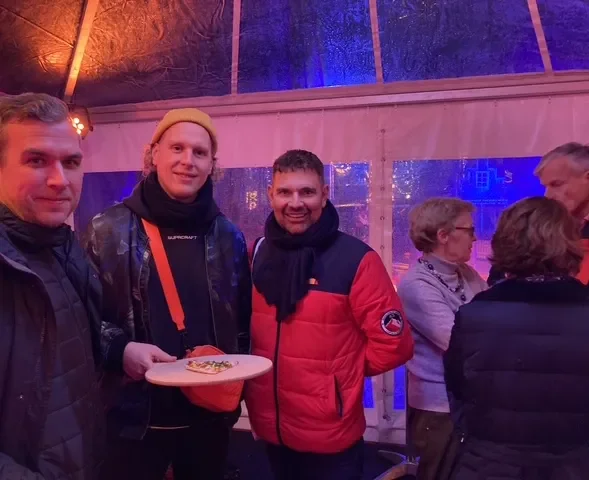 Hoch die Glühweingläser!