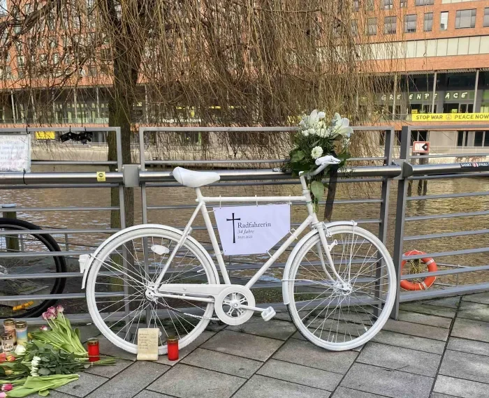 24. Februar: Critical Mass mit Schweigeminute an der Überseeallee