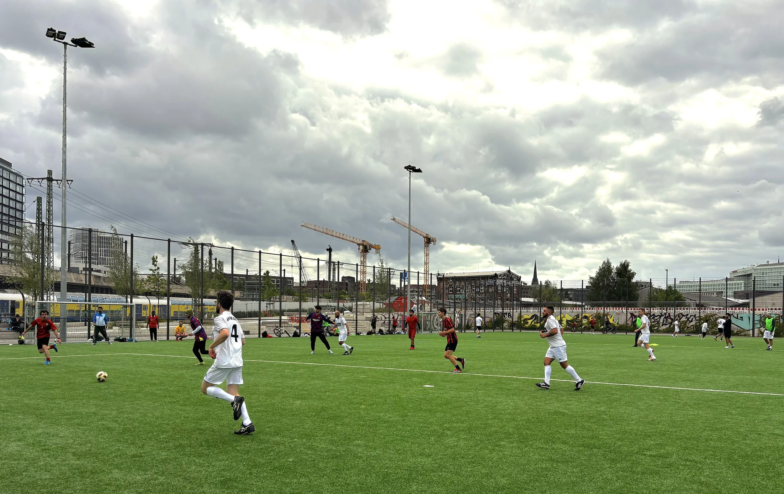 Fußball spielen, Fußball schauen