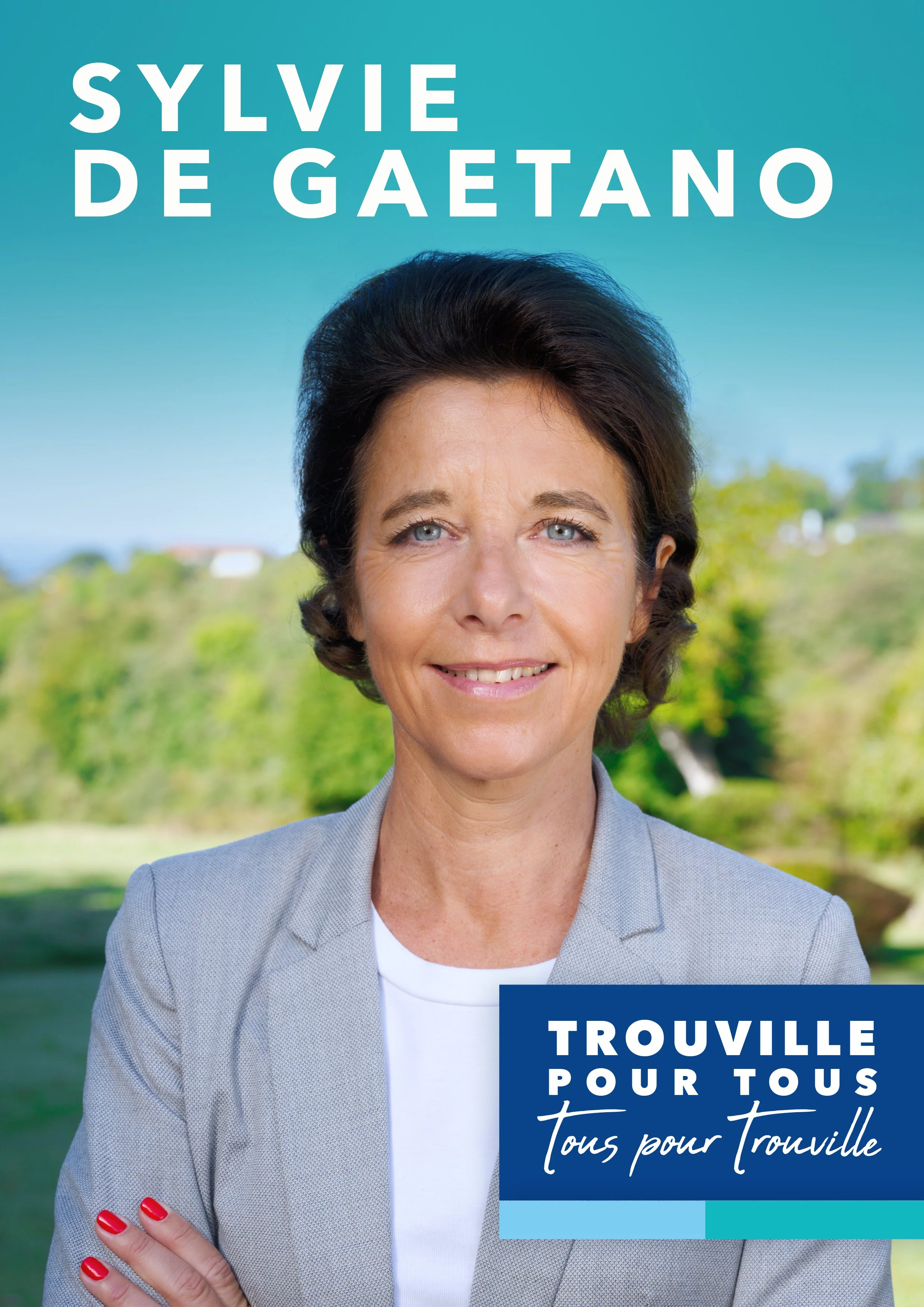 Une femme souriante, portant un blazer gris, devant un paysage vert avec un ciel bleu. Du texte indiquant Sylvie de Gaetano et une bannière bleu foncé avec le message "Trouvillé pour tous, tous pour Trouvillé".