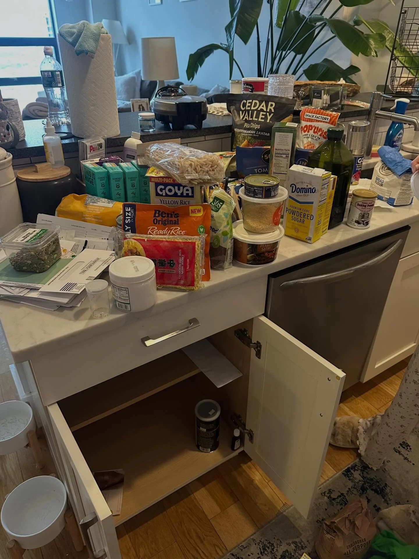 ✨Before &amp; after of today&rsquo;s cabinet organization 

An organized cabinet = a calmer kitchen ✨ When everything is visible and has a place, cooking becomes smoother and your space feels like somewhere you want to be. 

✨Stop putting off your me