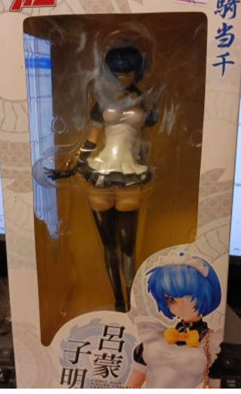 CEREBRUS PEARL BLACK MAID statue