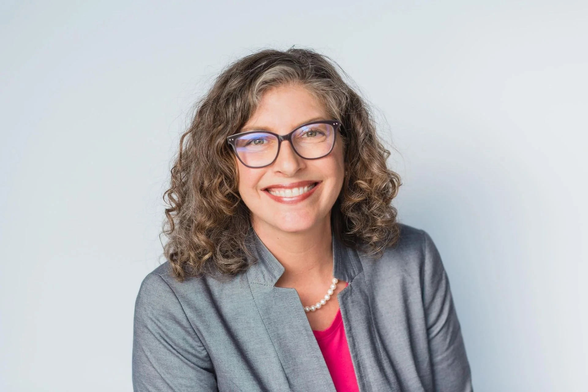 Sarah MacLaughlin, client of Simplify Simplify, smiling headshot