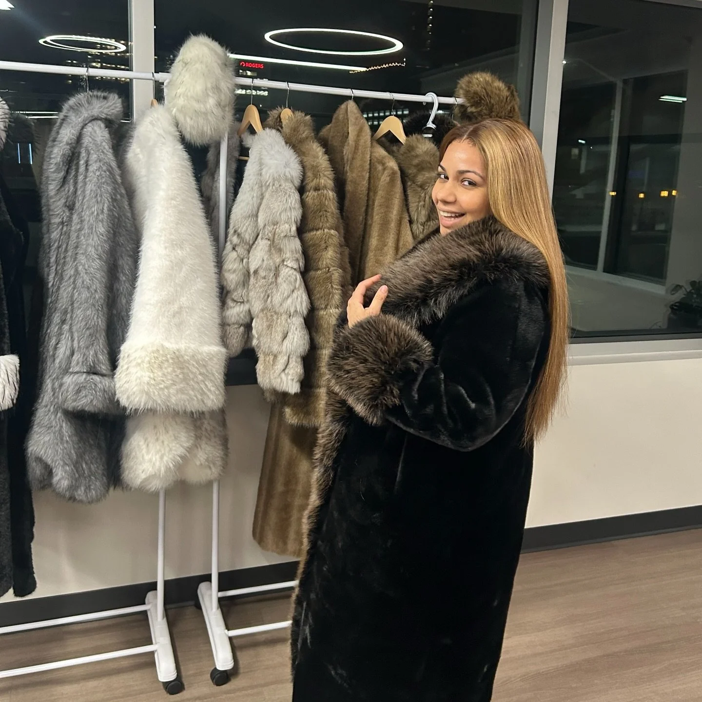 Just a girl who found her perfect fur coat #FE🐆
Our fur coats are available at @ninetyfivexbeauty .