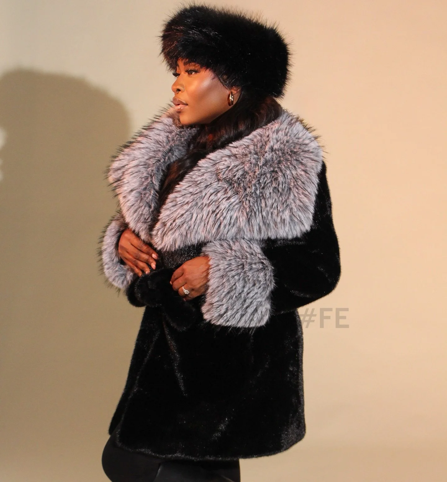 SE&Ntilde;ORA #FE🐆
Sensual and sexy.
The SE&Ntilde;ORA coat embodies the fatal woman, with a touch of mystery and passion.