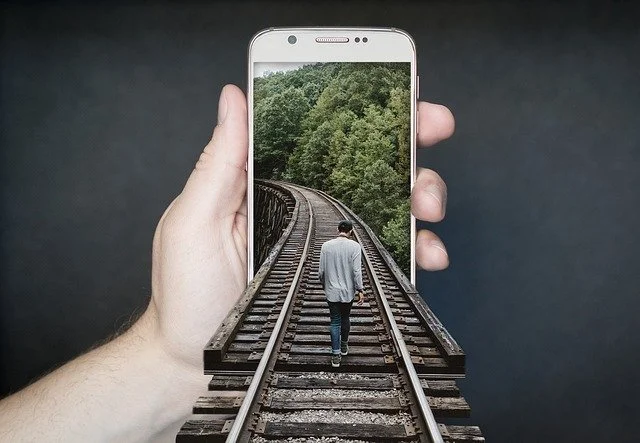 Breaking the Scroll Cycle: How Our Habits Shape Our Online Experience