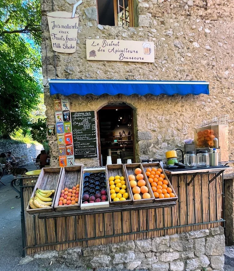 moustiers drinks bar.JPG