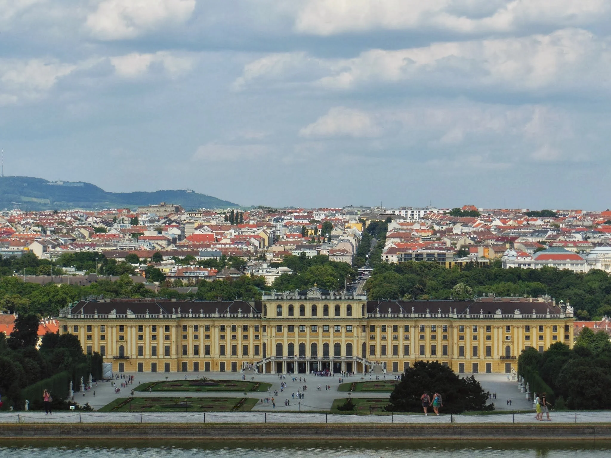 Rustic table setting at one of Laurie’s customers wedding.