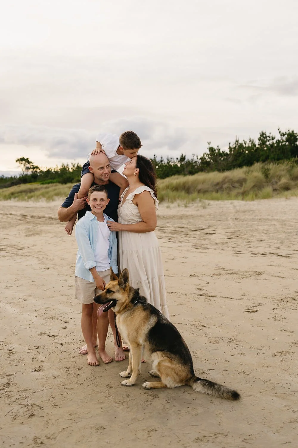 Hobart photographer photographing family at the beach