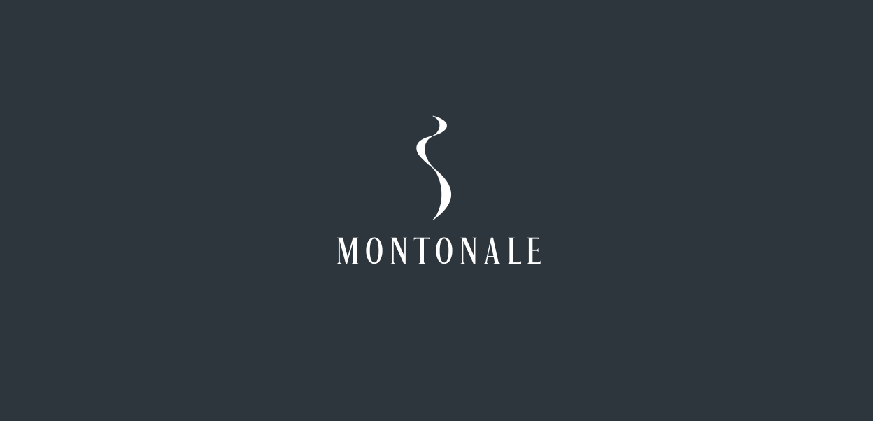 Grafik mit einem weißen stilisierten Wellenzeichen und dem Text 'Montanale' auf dunkelgrauem Hintergrund.