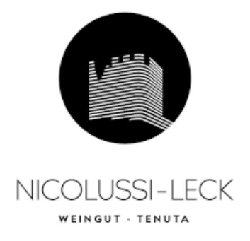 Logo des Weinguts Nicolussi-Leck mit einem stilisierten Weingut in einem schwarzen Kreis
