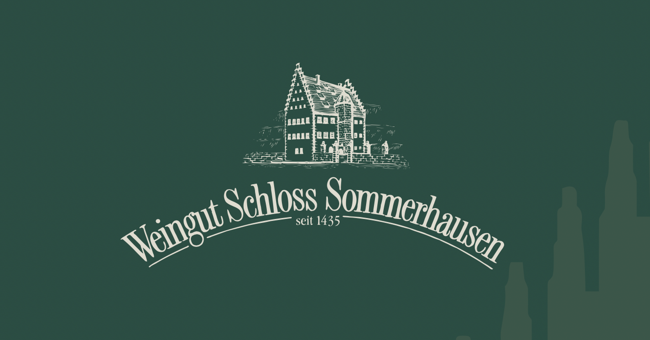 Logo des Weinguts Schloss Sommerhausen mit einem Schloss und Weinflaschen im Hintergrund, grüner Hintergrund.