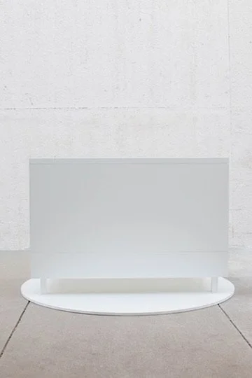 Minimal, architectural, and clean. A flat-top service bar on a circular platform—pairs well with intimate events where the experience is the feature, not the build.