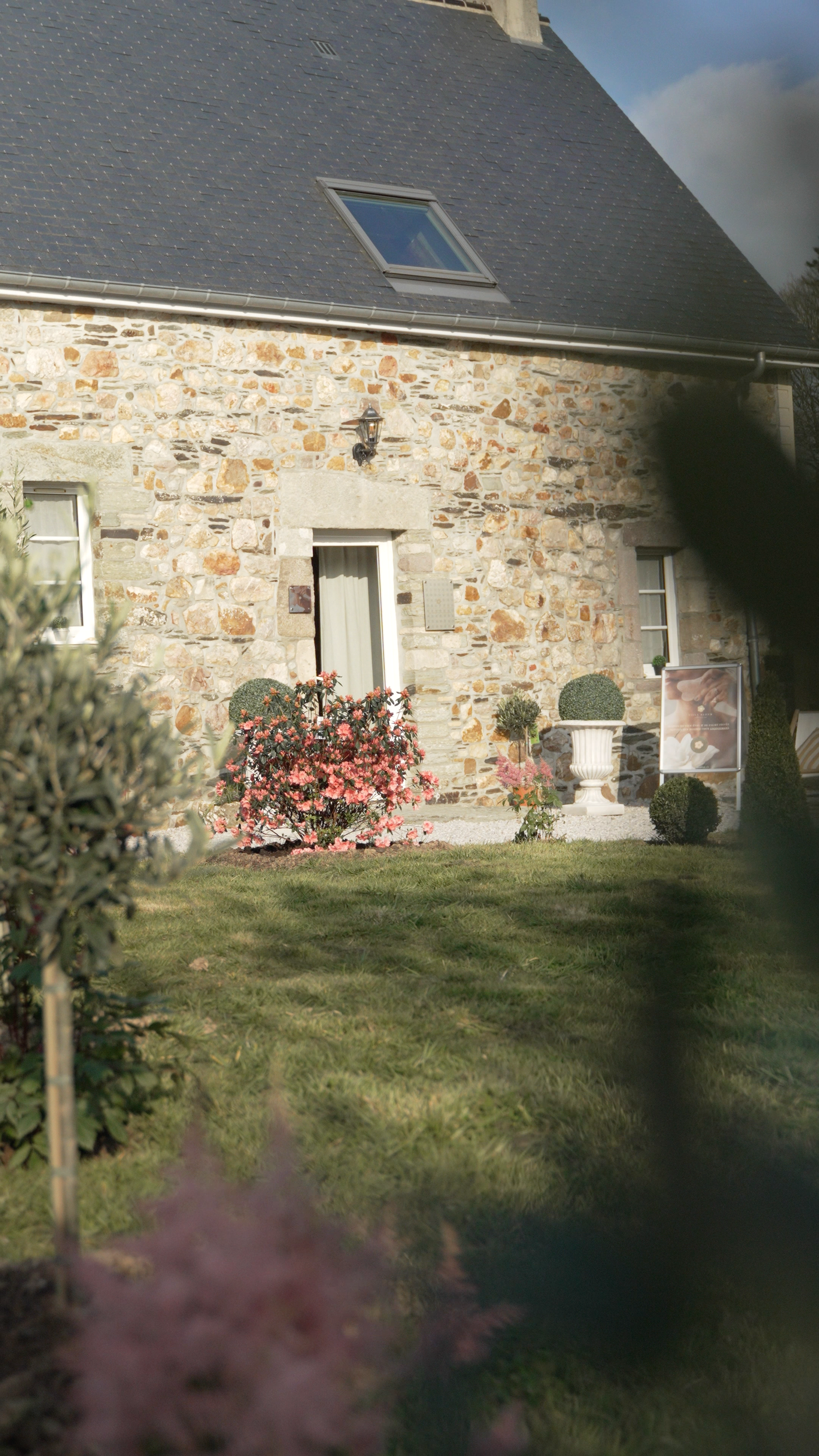 Maison en pierre Villa Bloom, située à Sideville près de Cherbourg en Corentin, s'ouvre sur un jardin baigné de lumière.Un lieu authentique et apaisant, où la nature, la pierre et le calme environnant invitent à ralentir et à une parenthèse bien-être
