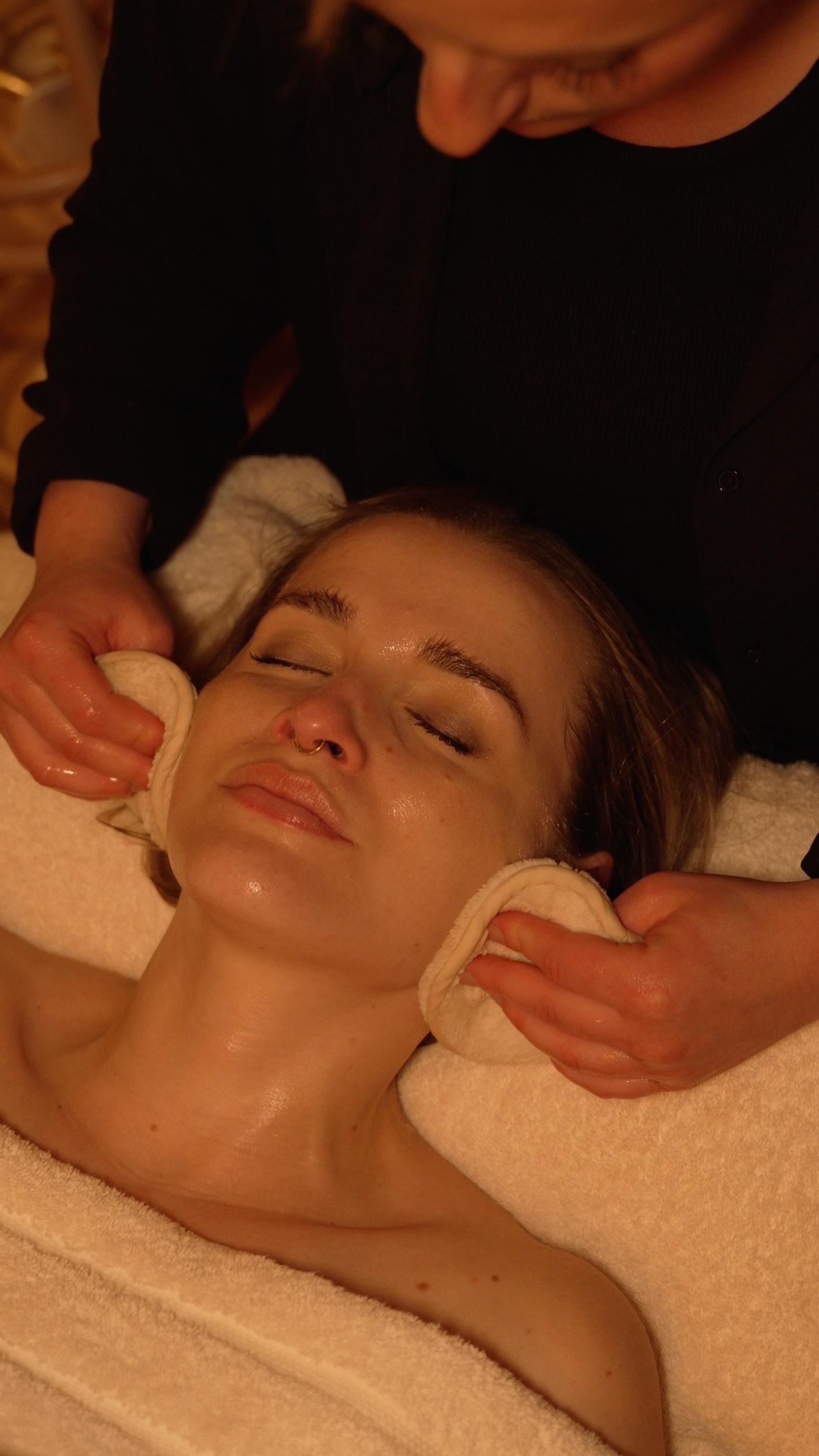 Massage facialiste sur mesure, alliant Kobido, drainage, soin, détente, massage LB Facialistes, académie, avec les produits Oden