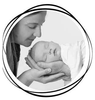 Frau hält ein schlafendes Baby in den Händen.