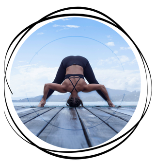 Frau beim Yoga auf einem Holzsteg am Wasser, in der Kobra-Position