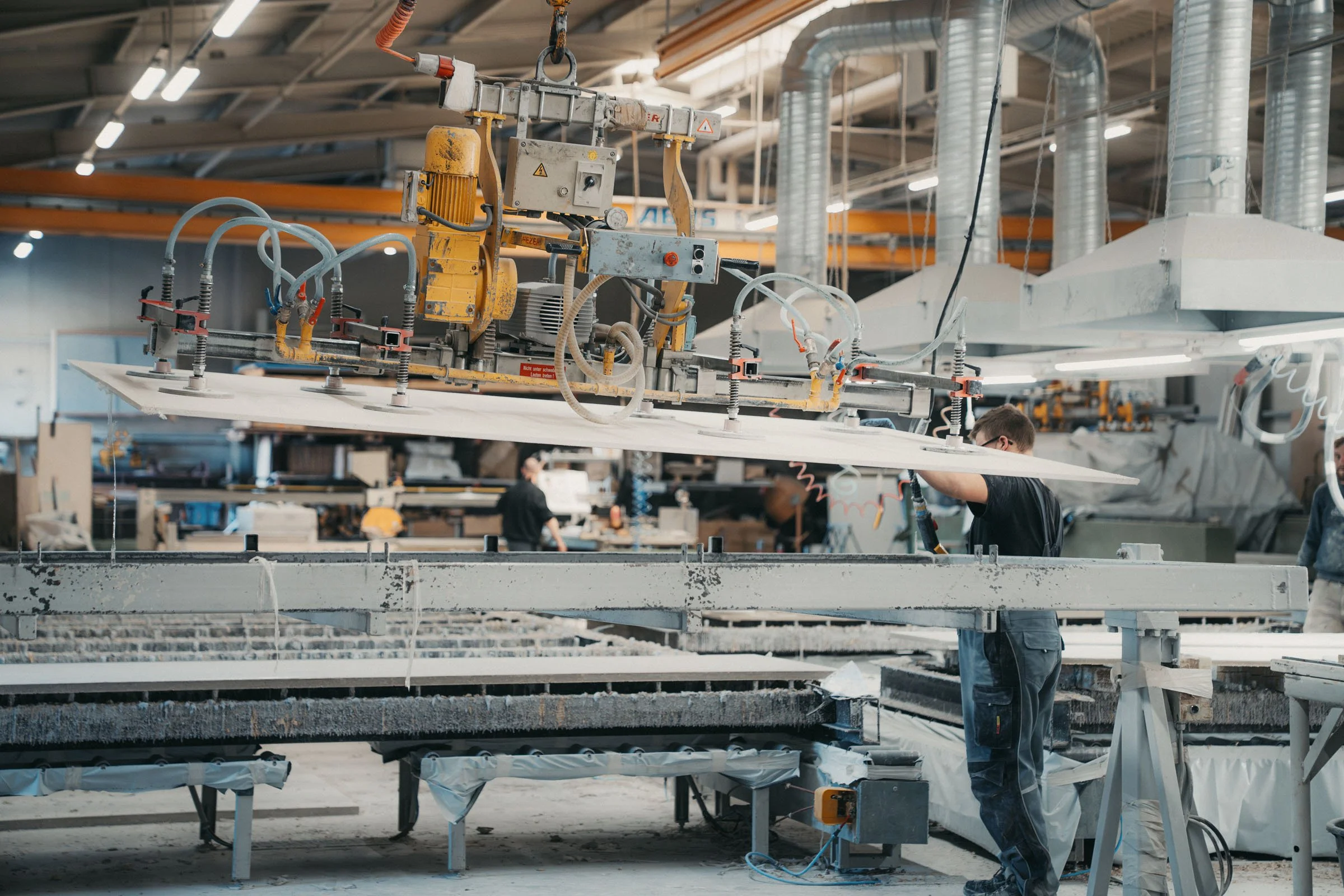 Verarbeitung von Mineralit-Rohplatte im Werk