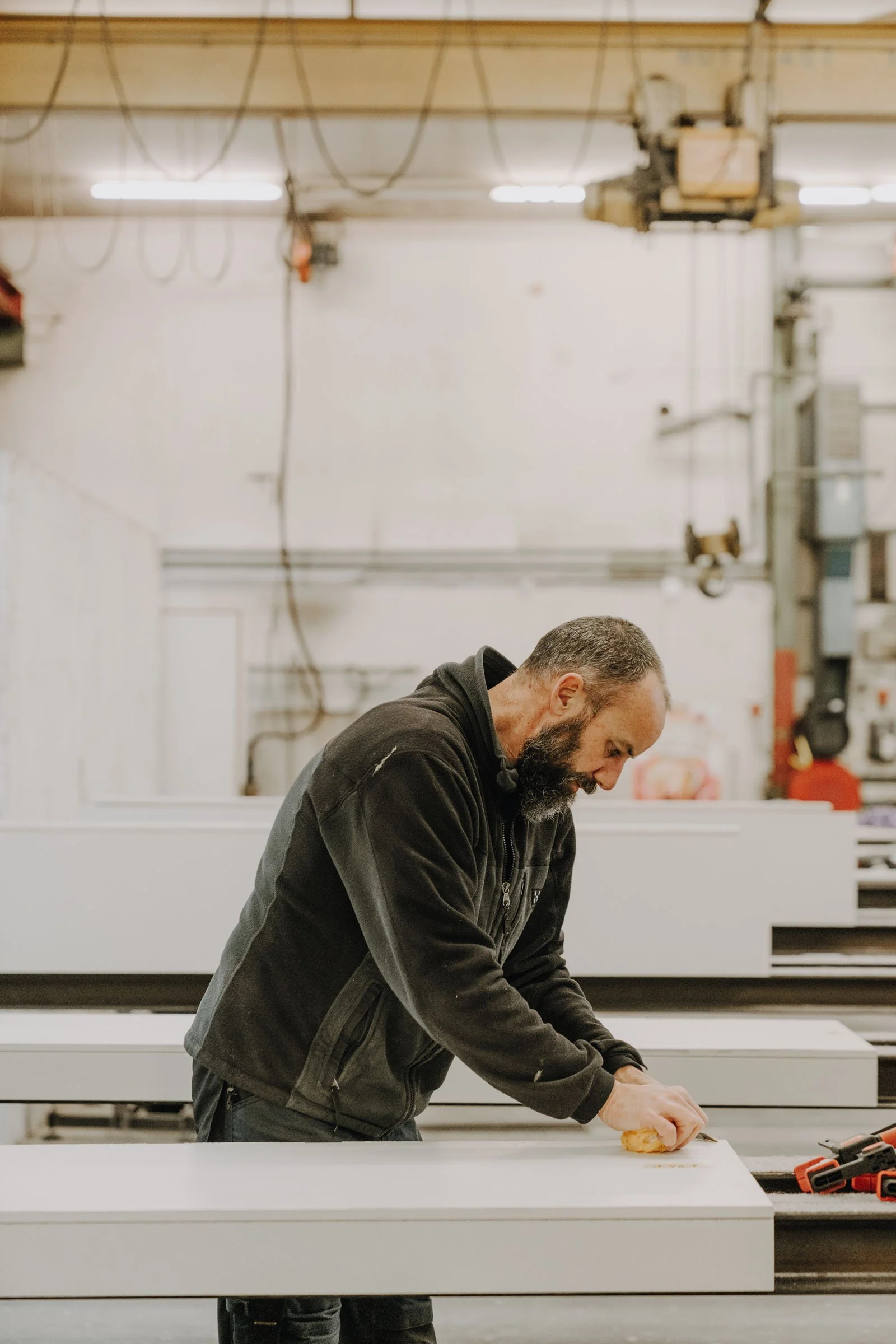 Verarbeitung der Minerlit-Platten zu fertigen Formteilen