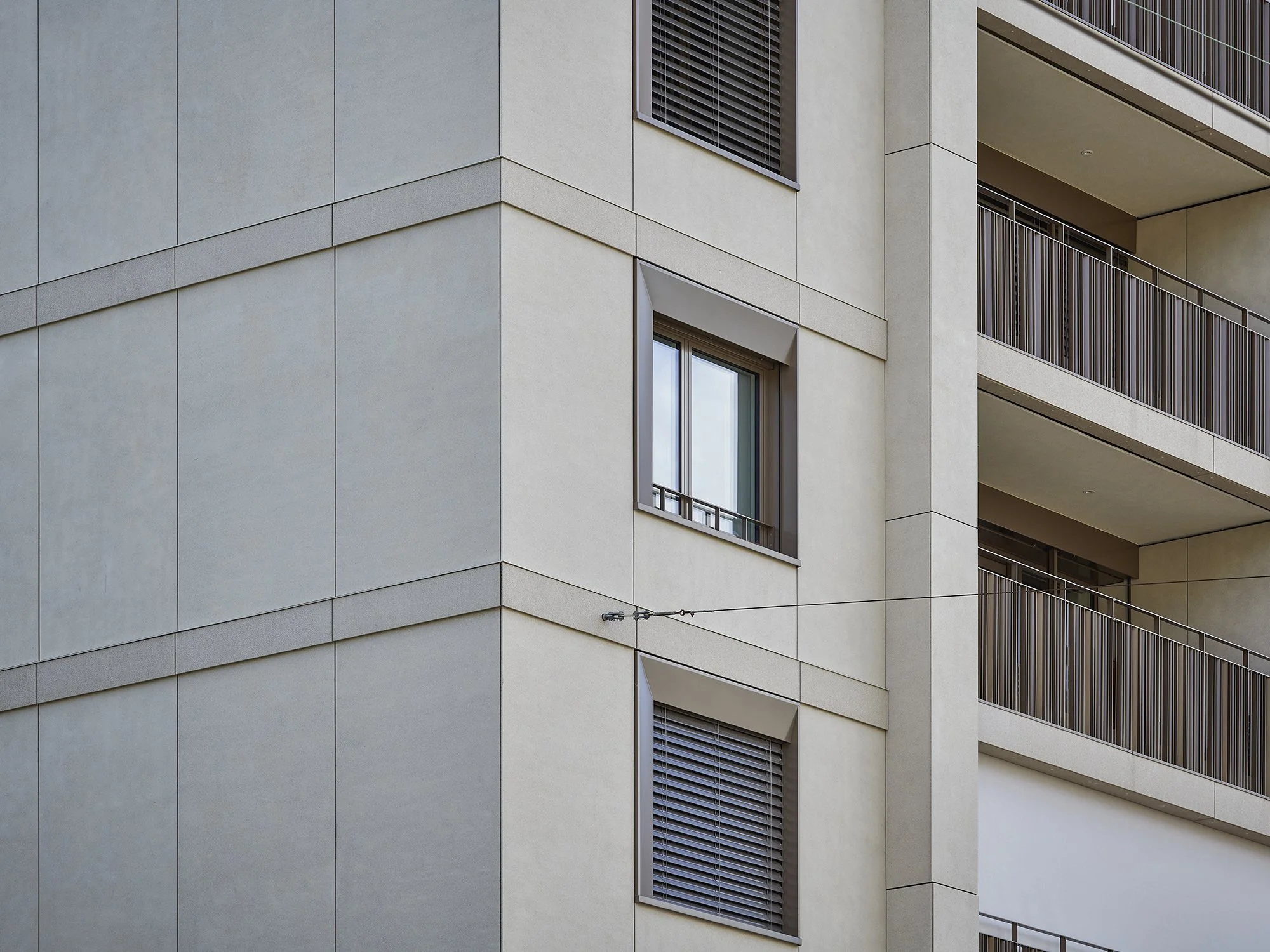 Fassade eines modernen Wohnhauses mit Mineralit-Fassade