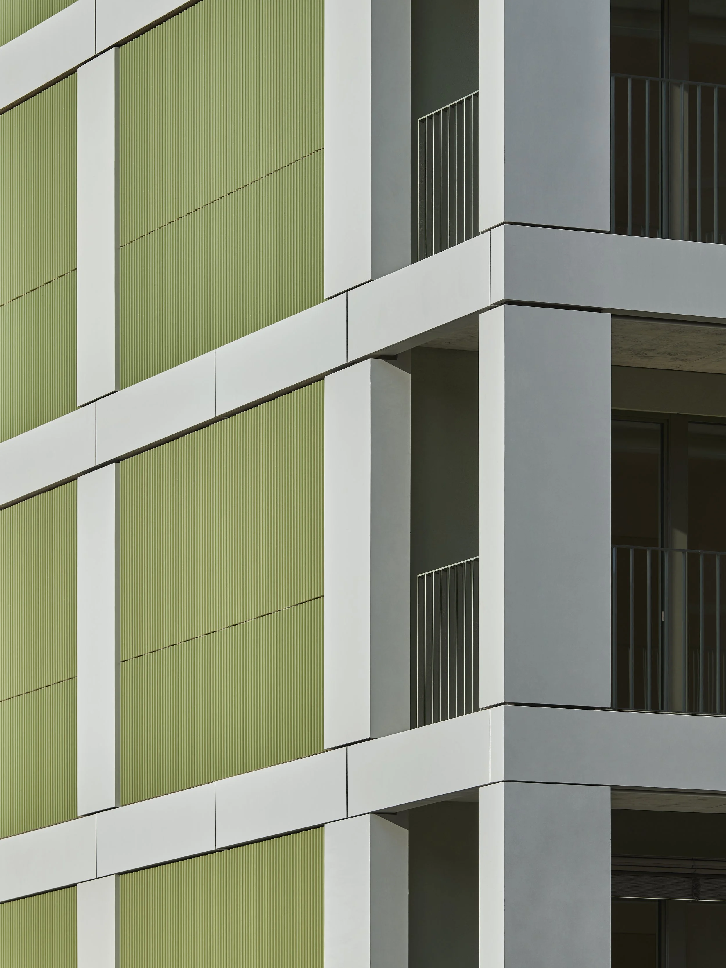 Fassade mit Mineralit und grün-gewellten Keramik-Fassade