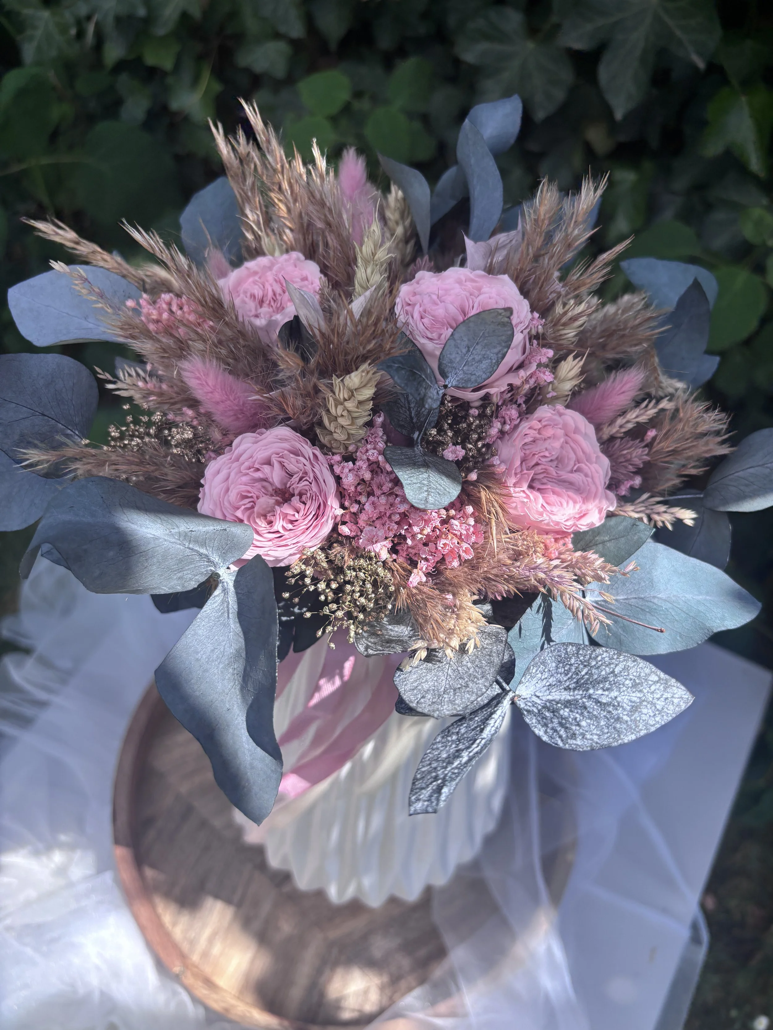 Bouquet de fleurs séchées et stabilisées rose poudré avec eucalyptus, roses et graminées dans un vase blanc, création artisanale à Saint-Saulve près de Valenciennes.