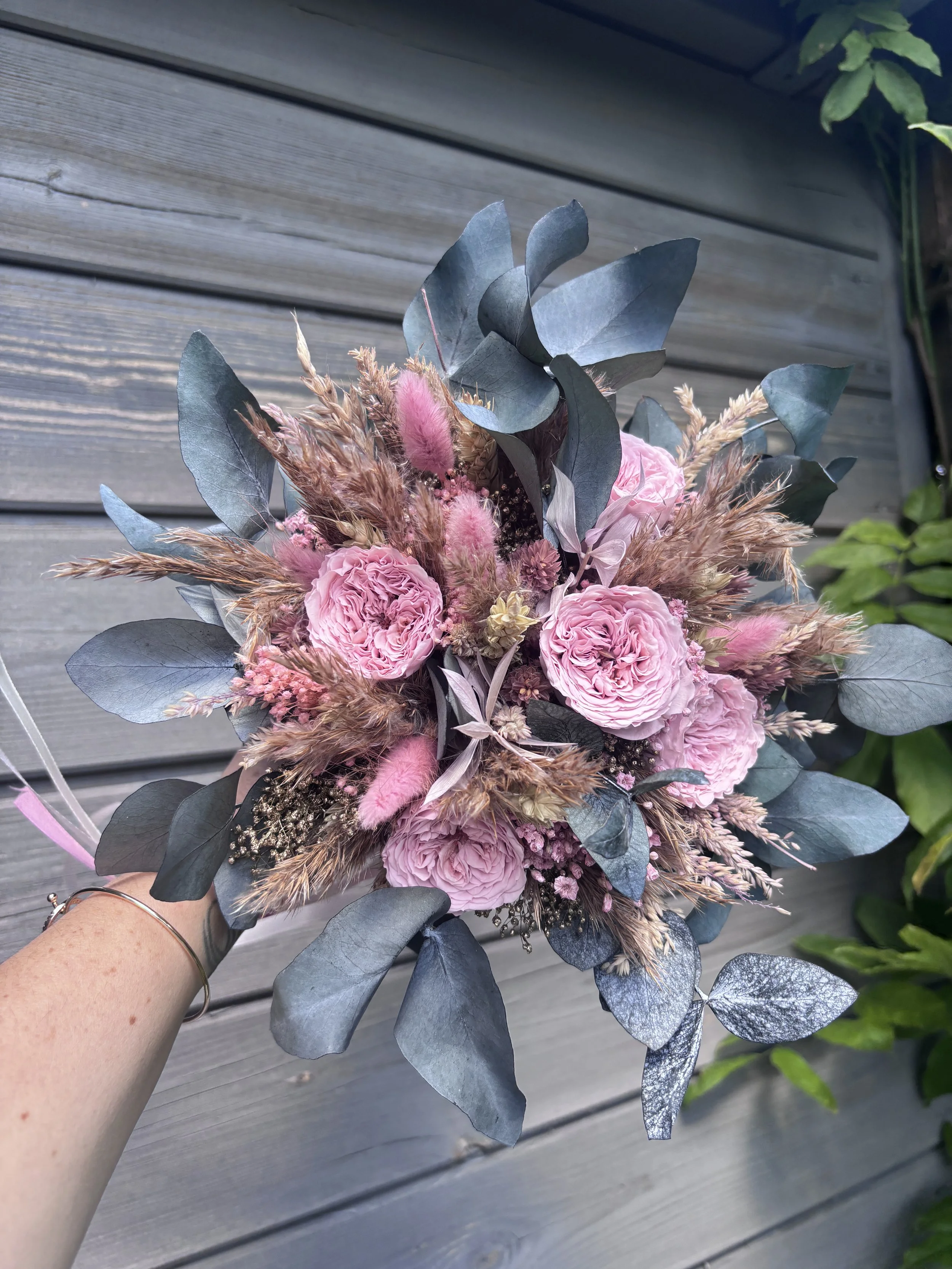 Bouquet de fleurs séchées et stabilisées rose poudré avec eucalyptus, roses et graminées dans un vase blanc, création artisanale à Saint-Saulve près de Valenciennes.