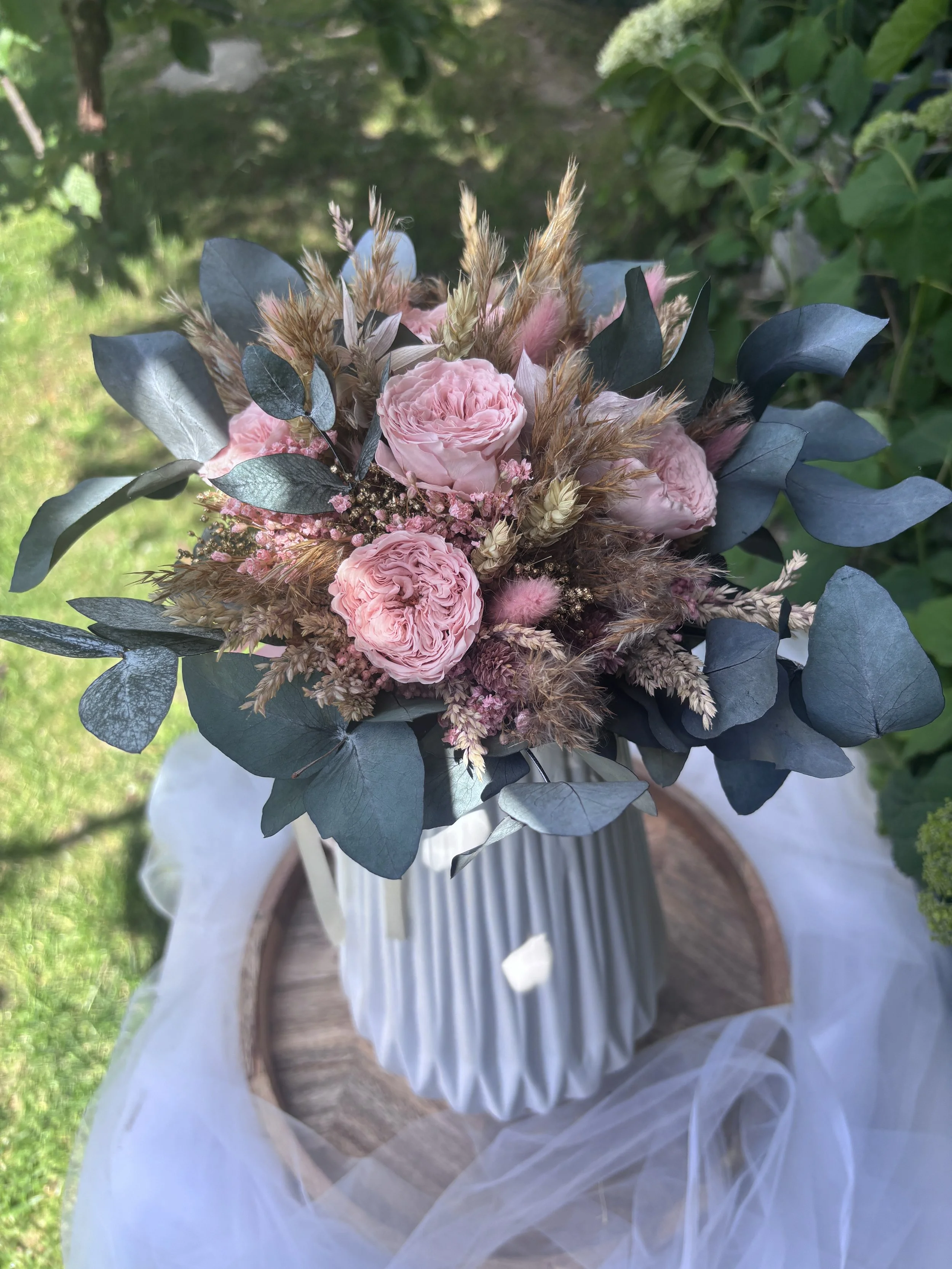 Bouquet de fleurs séchées et stabilisées rose poudré avec eucalyptus, roses et graminées dans un vase blanc, création artisanale à Saint-Saulve près de Valenciennes.