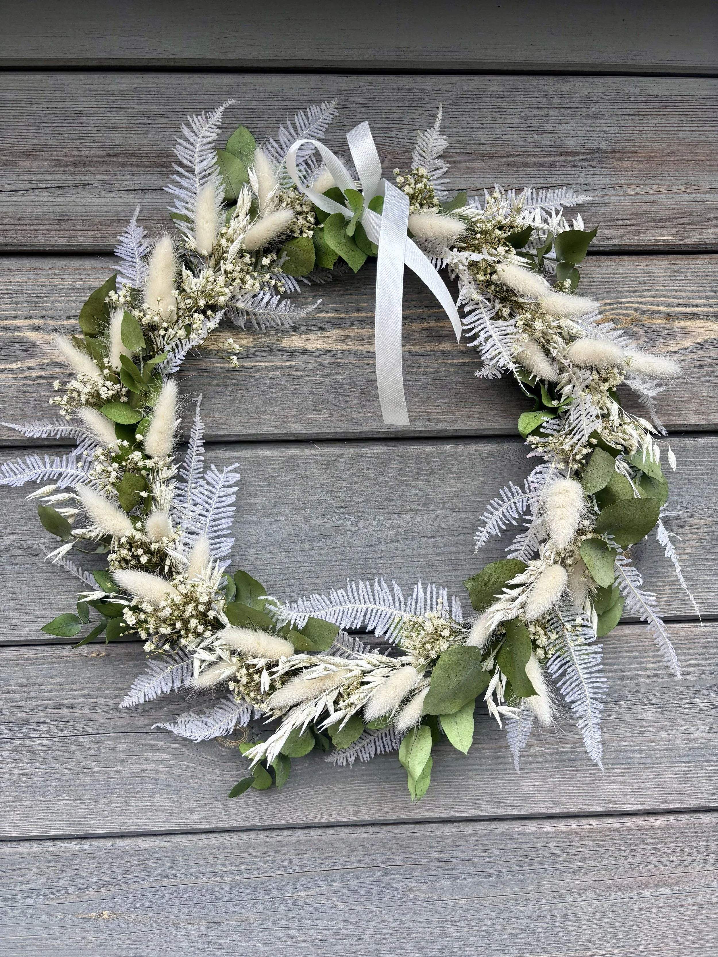 Couronne florale bohème en fleurs séchées blanches, feuillages verts et fougère
