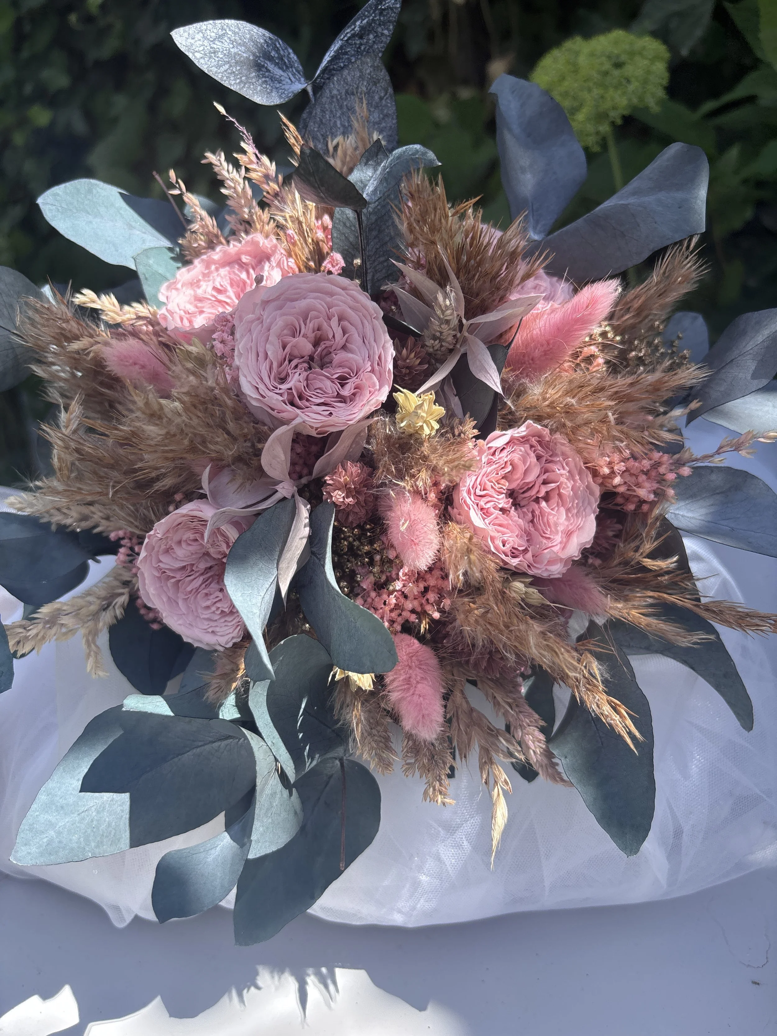 Bouquet de fleurs séchées et stabilisées dans les tons rose poudré, beige naturel et eucalyptus. Création florale artisanale réalisée par L’Atelier Fleurs & Sens à Saint-Saulve, près de Valenciennes. Idéal pour un mariage bohème, une décoration intér
