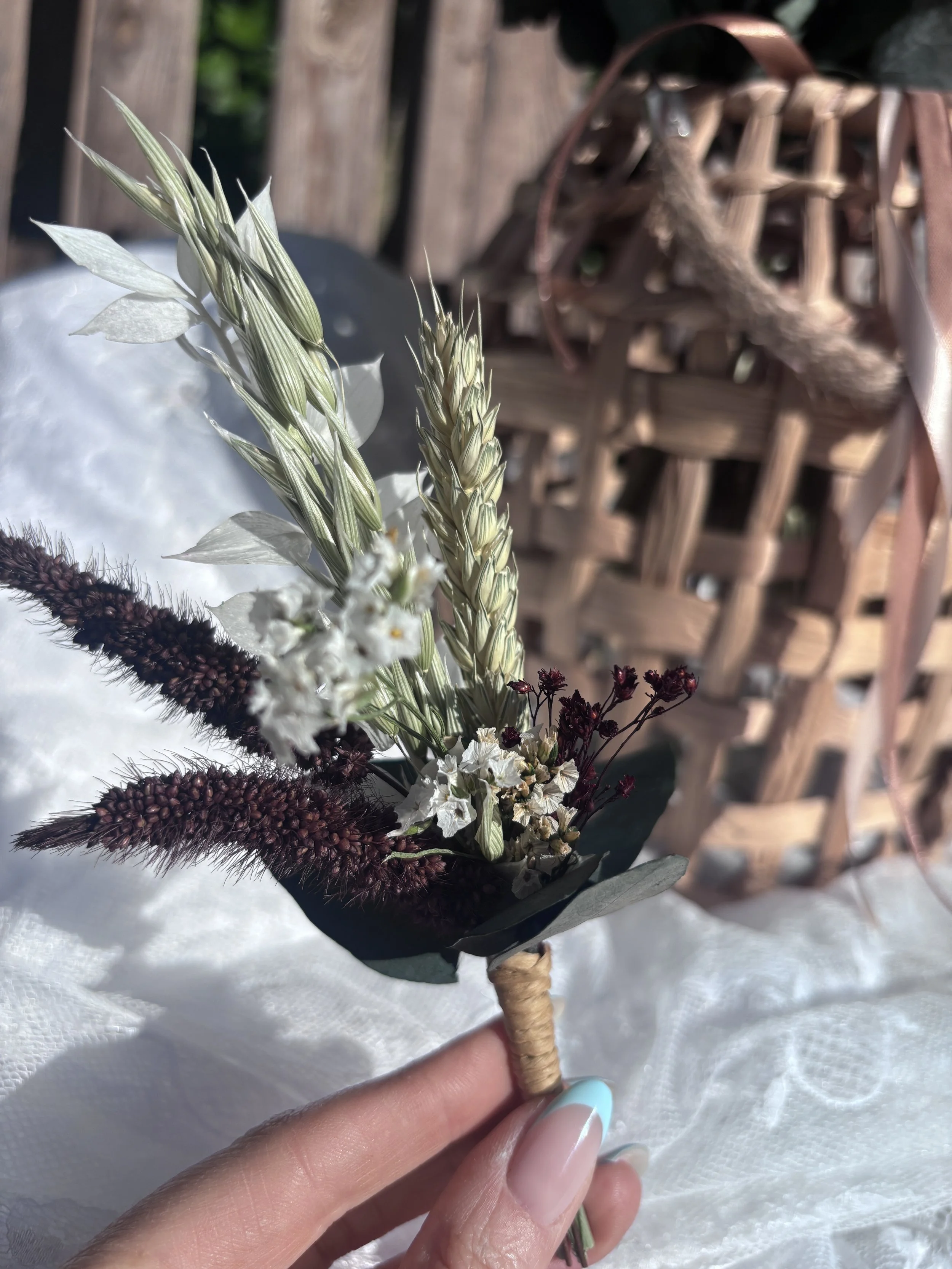 Bouquet de fleurs séchées avec des grains de blé et des fleurs blanches, appelé un bouquet de mariage ou décoration florale.