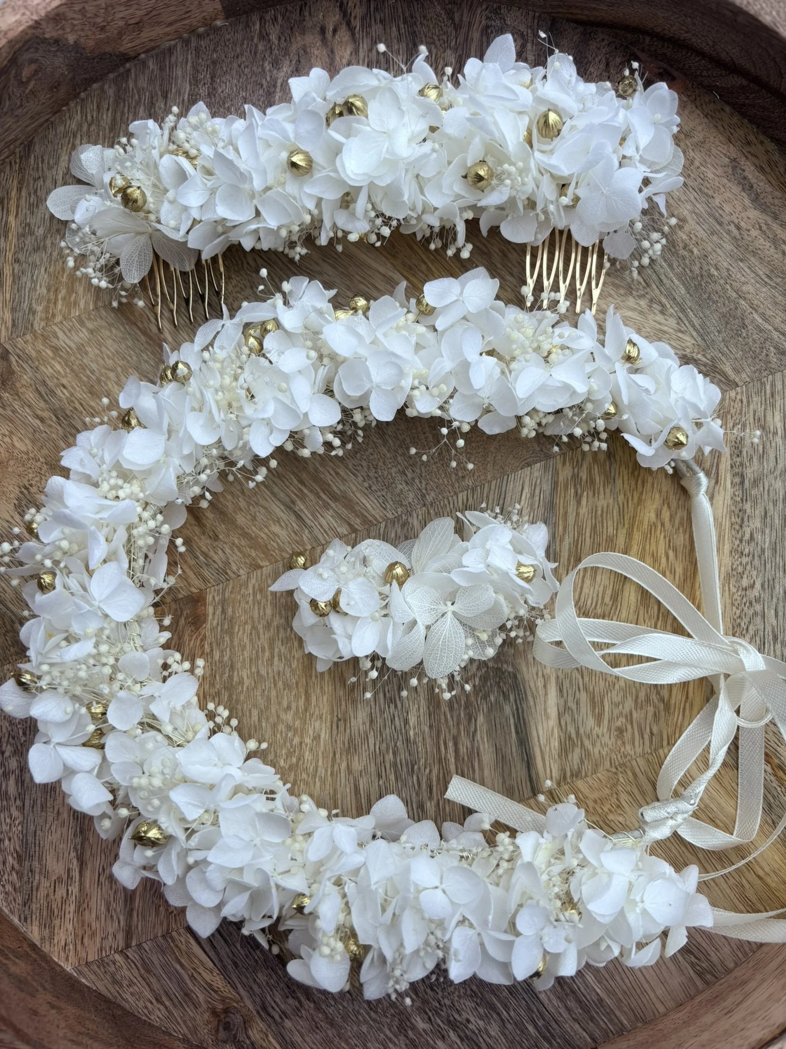 Ces accessoires cheveux sont réalisés avec de l'hortensia stabilisé premium