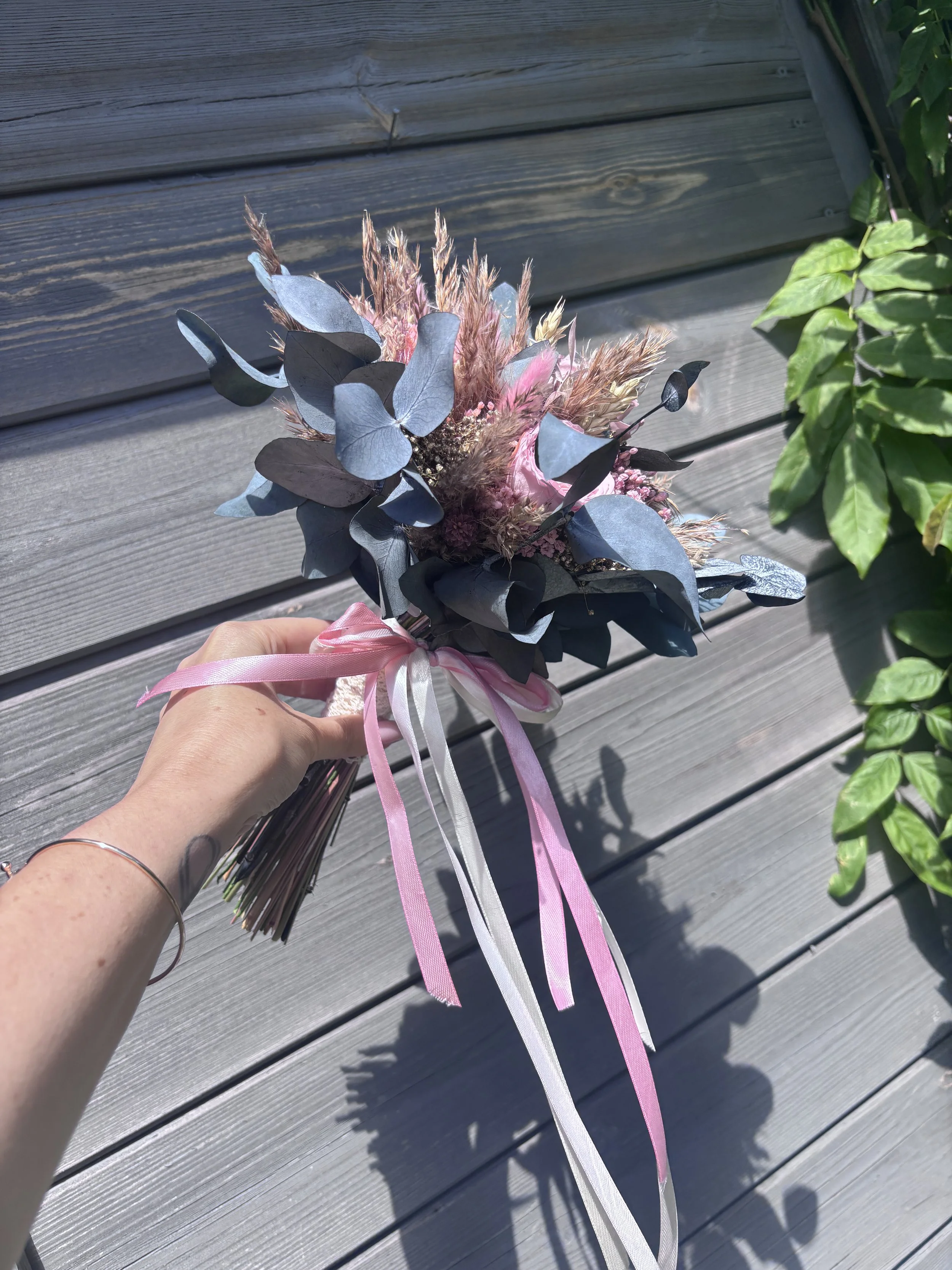 Bouquet de fleurs séchées et stabilisées rose poudré avec eucalyptus, roses et graminées dans un vase blanc, création artisanale à Saint-Saulve près de Valenciennes.