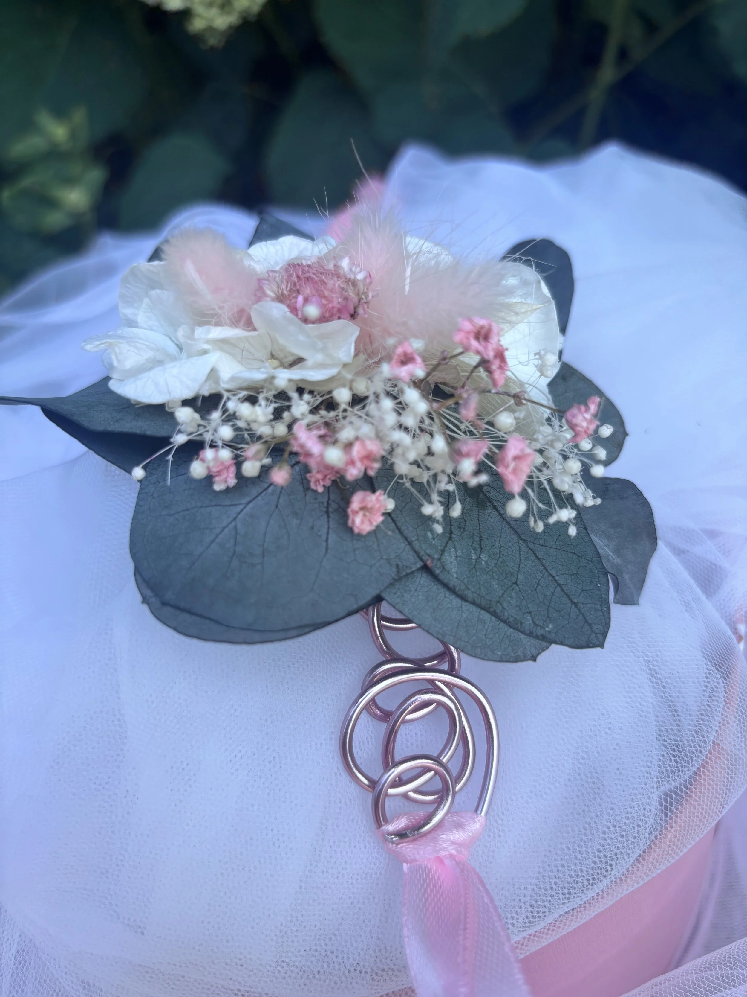 Bracelet fleuri pour mariage, réalisé en fleurs séchées et stabilisées dans des teintes rose poudré, blanc naturel et vert eucalyptus. Une manchette florale bohème et délicate, montée sur fil métallique avec ruban satin rose, idéale pour une témoin, 
