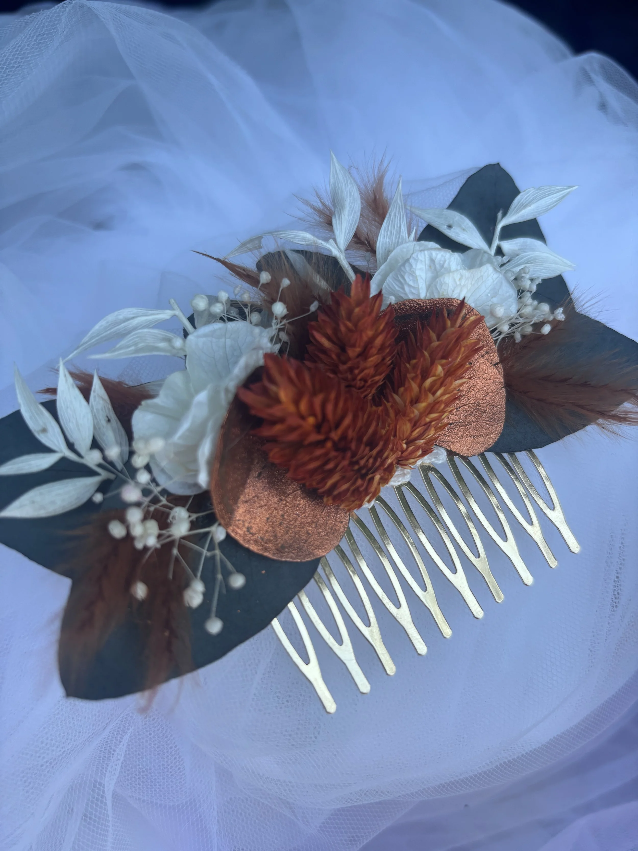 Peigne à cheveux fleuri pour mariage, réalisé en fleurs séchées et stabilisées dans des teintes terracotta, blanc crème, cuivre et vert eucalyptus. Un accessoire floral bohème chic et durable, idéal pour sublimer une coiffure de mariée, de témoin ou 