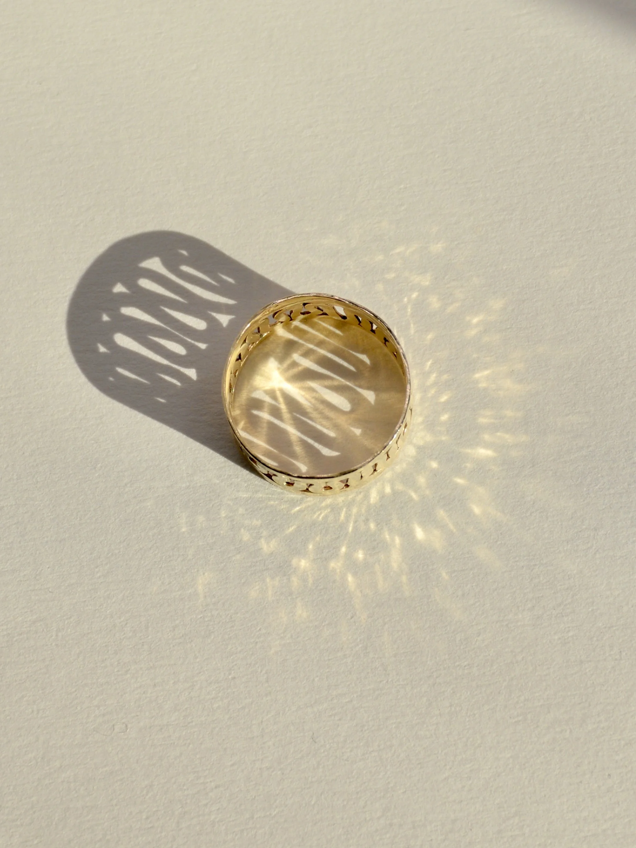 Jeu de lumière et d'ombre de l'anneau d'or Villa romaine, jeu de colonnade