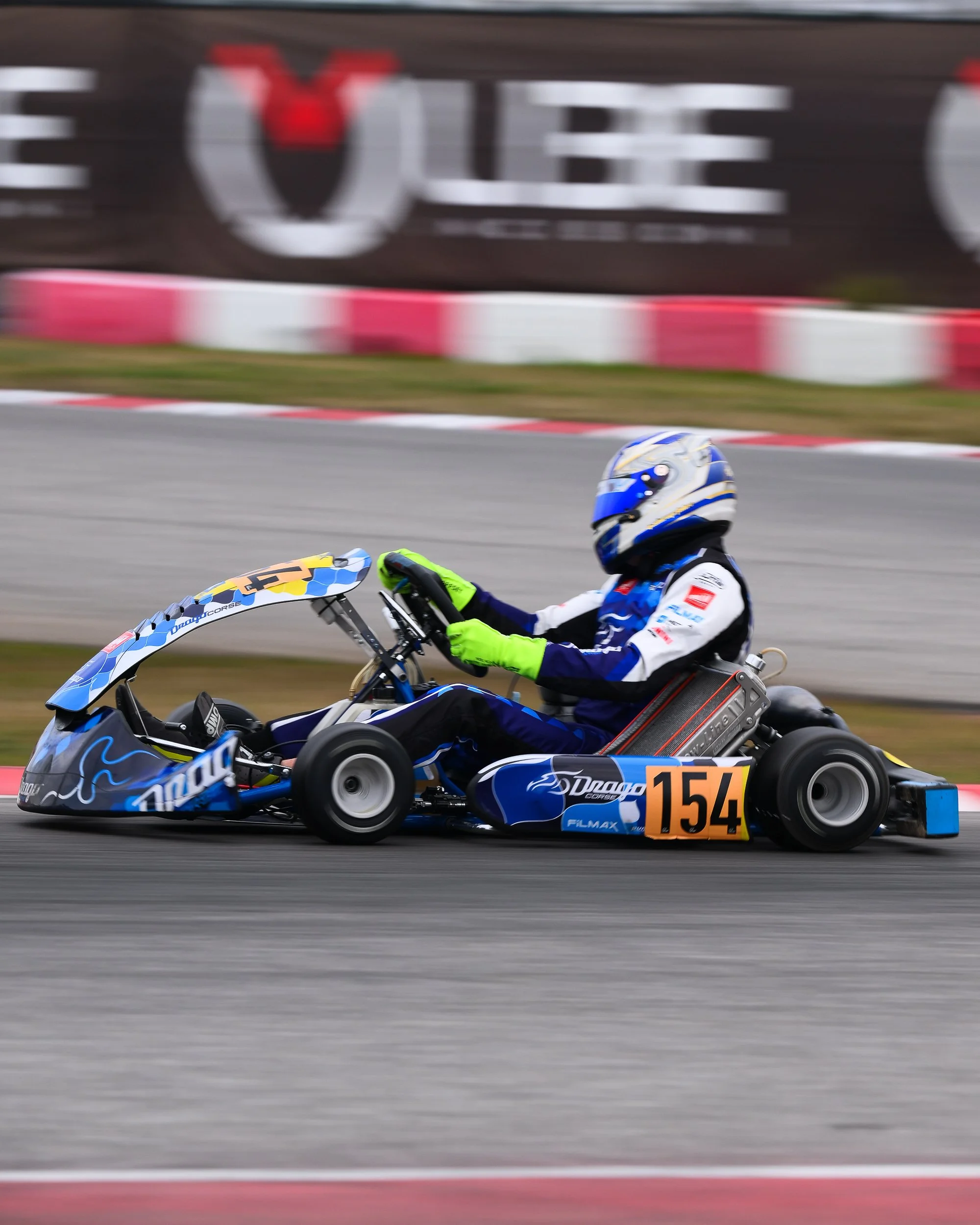 pista-go-kart-con-sfondo-montagne.jpg.jpg