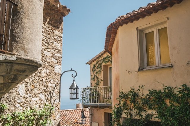 Does Maison GEM provide assistance with immigration and administrative tasks during relocation?