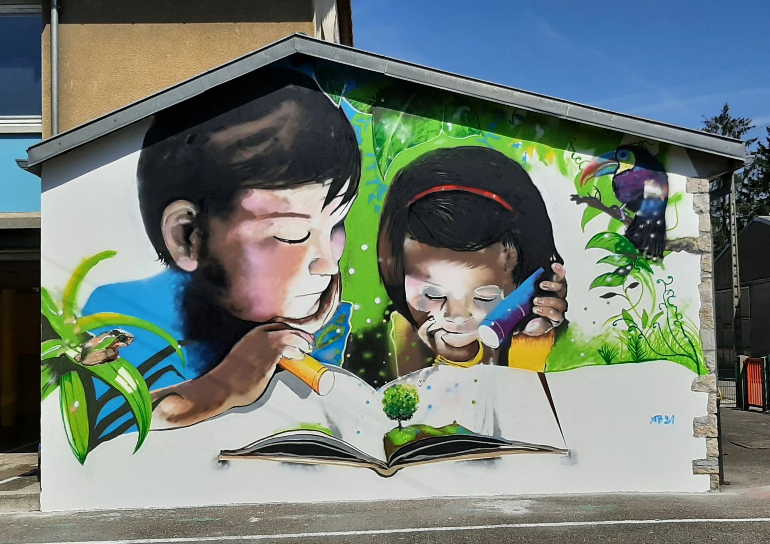 Une fresque murale représentant deux enfants regardant dans une loupe, entourés d'éléments naturels tels que des plantes, un arbre en livre ouvert, et un toucan, avec un fond coloré et un ciel bleu.